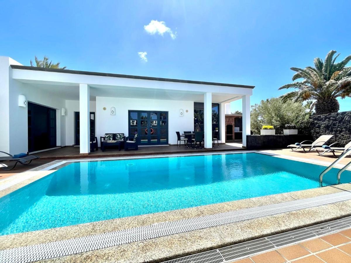 A With Private Pool, Beachfront, Ac, Wifi, Bbq In Playa Blanca *