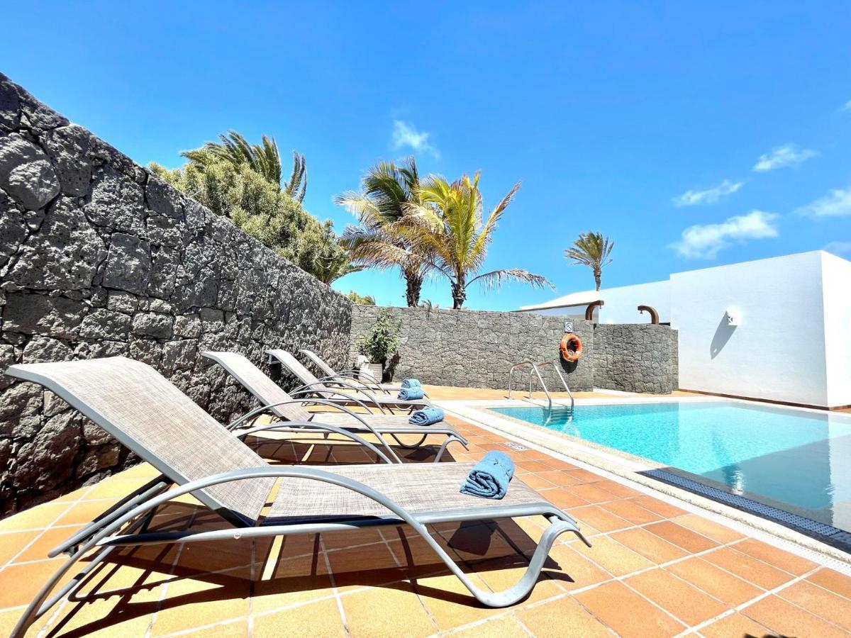 A With Private Pool, Beachfront, Ac, Wifi, Bbq In Playa Blanca * Playa Blanca (Lanzarote)