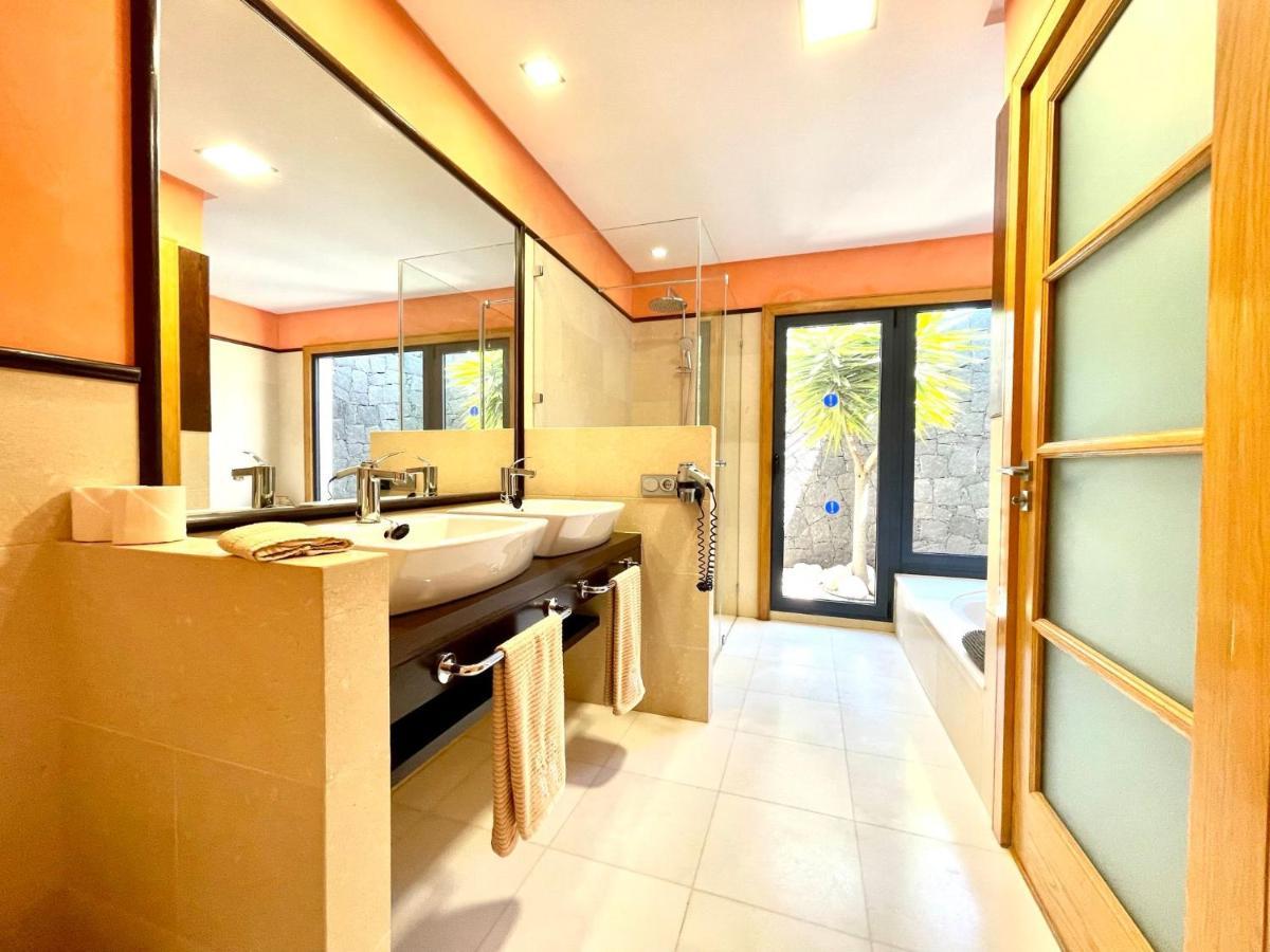 A With Private Pool, Beachfront, Ac, Wifi, Bbq In Playa Blanca Playa Blanca (Lanzarote)