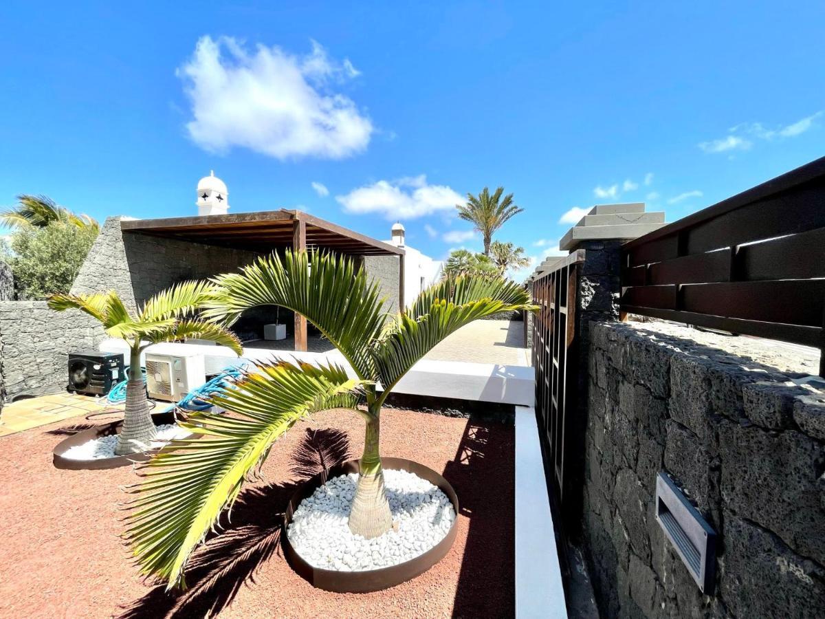 A With Private Pool, Beachfront, Ac, Wifi, Bbq In Playa Blanca *