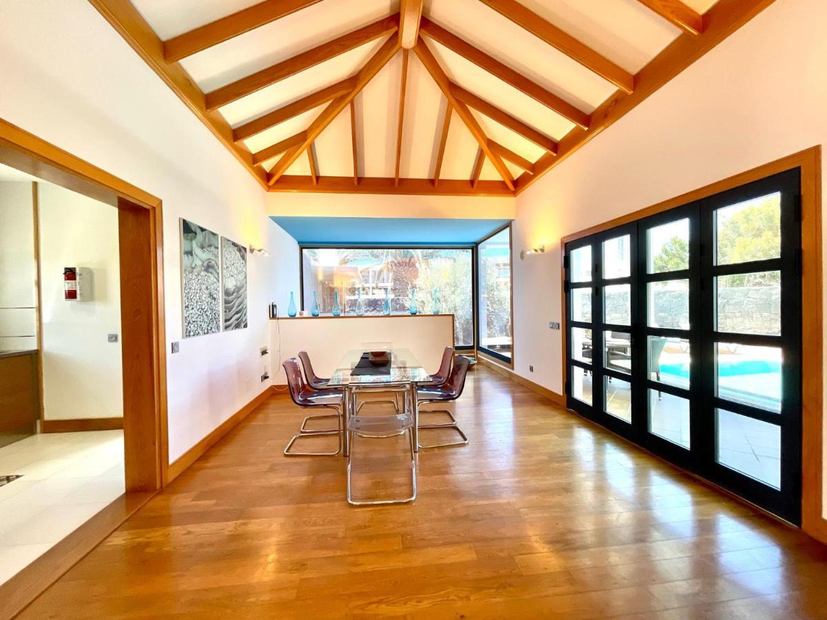A With Private Pool, Beachfront, Ac, Wifi, Bbq In Playa Blanca Villa