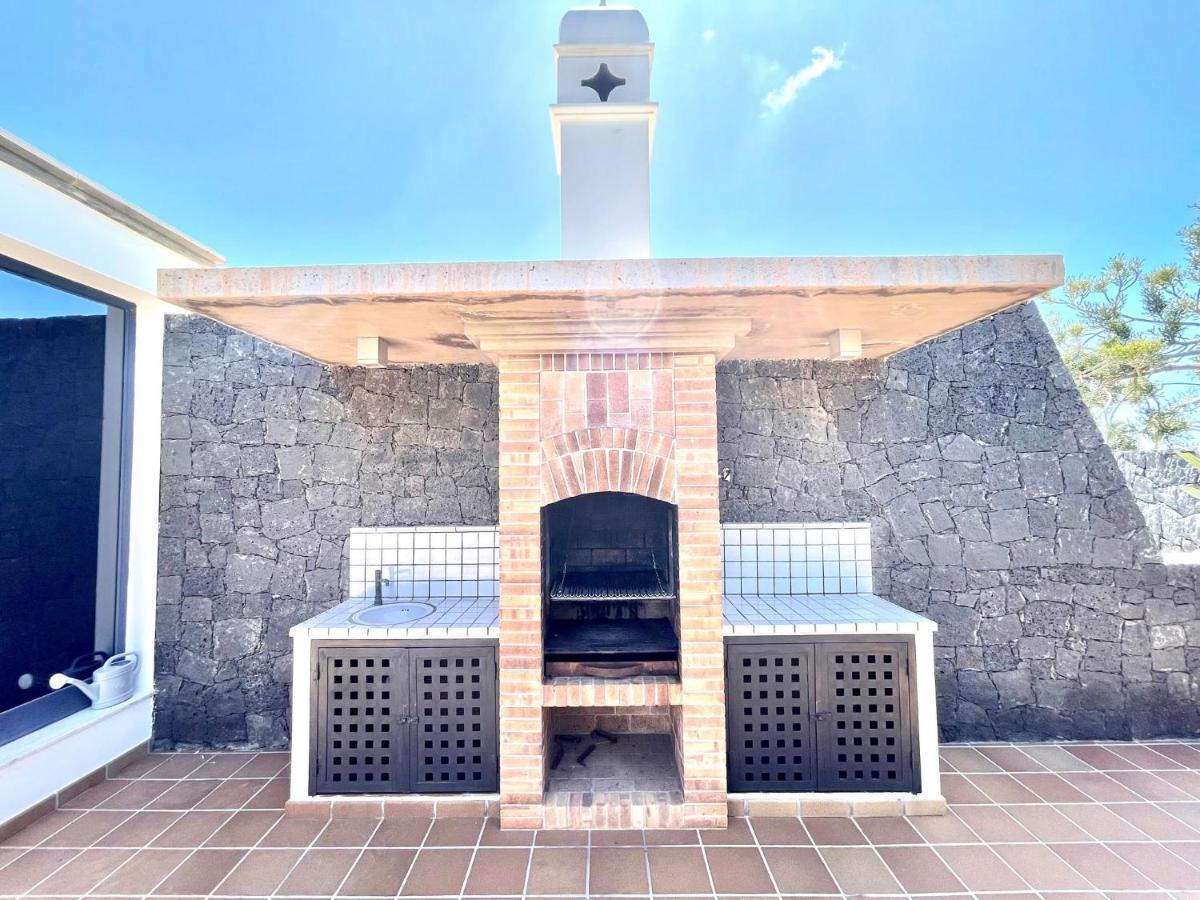 A With Private Pool, Beachfront, Ac, Wifi, Bbq In Playa Blanca