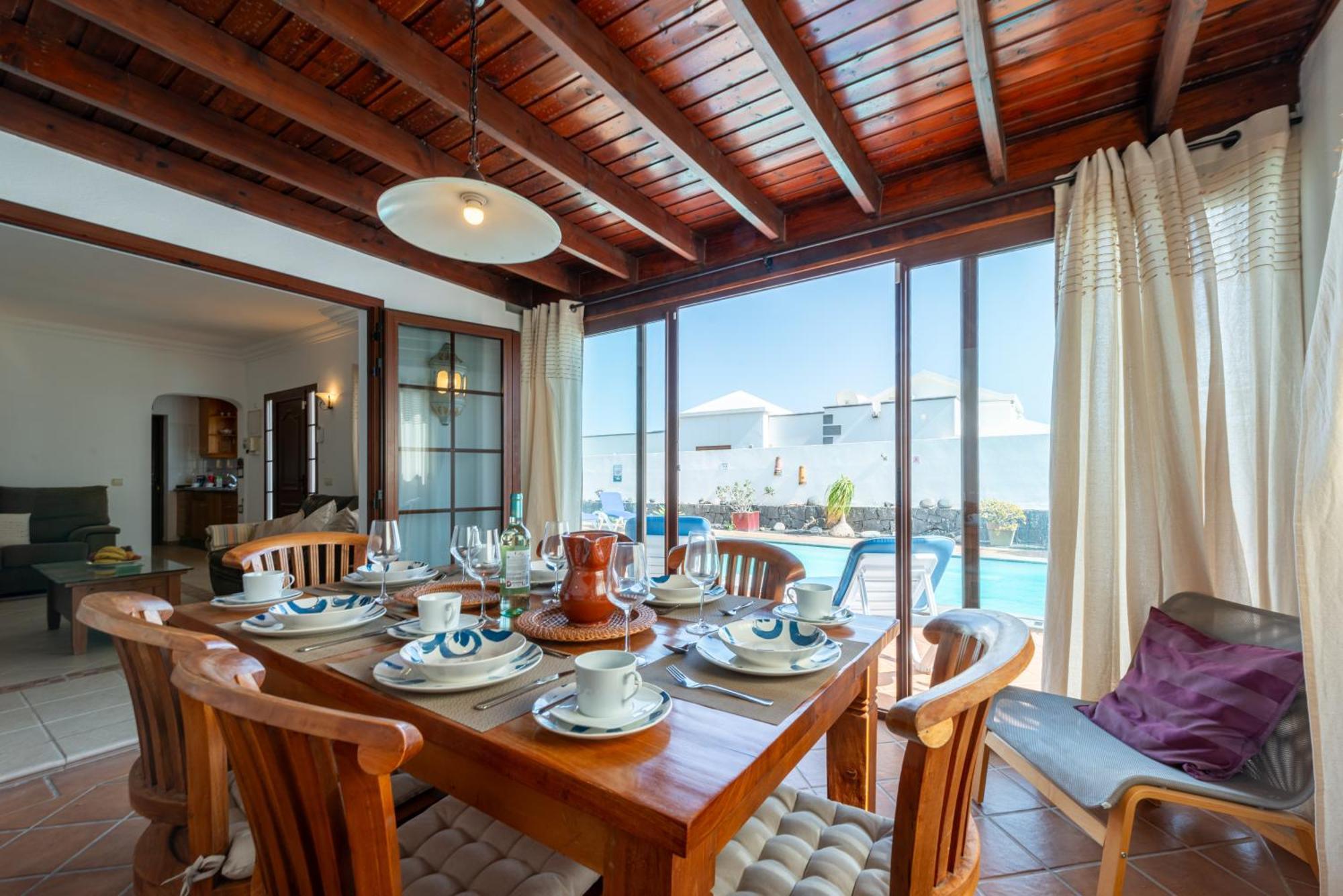 Utopia, 4 Bedroom For Families With Heated Pool Close To Old Town Villa