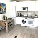 Air-Conditioned 2 Bedroom Poolside Apt - Free Wifi