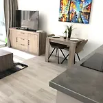 Air-Conditioned 2 Bedroom Poolside Apt - Free Wifi