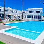 Air-Conditioned 2 Bedroom Poolside Apt - Free Wifi