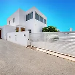 Lanzarote 2-Private Pool, Bbq, Air-Con