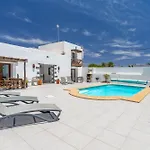 Bodega Botanica - Shared Pool - Central Island Location - 10 Mins Drive To Famara And La Santa