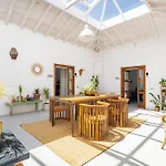 Cuarto Botanico Studio - Shared Pool - Central Island Location - 10 Mins Drive To Famara And La Santa