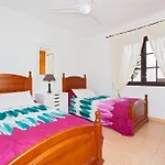 Villa Ellen - Lovely 4 bedroom villa large pool area WIFI