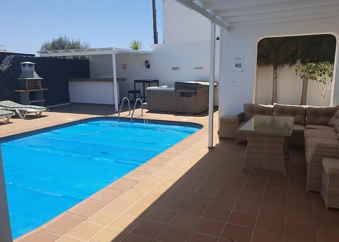 Fun Family Villa-Crazy Golf Course-Heated Pool-Cocktail Bar-Jacuzzi-Games Room-Wifi &Uk Tv