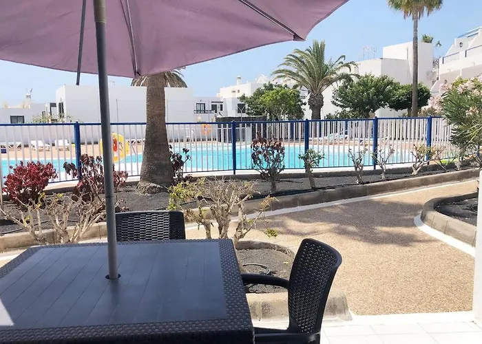 Casa Eef - One Bedroom Apartment Close To The Beach With A Communal Pool
