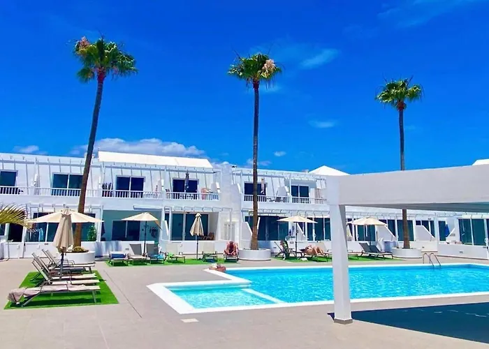 Air-Conditioned 2 Bedroom Poolside Apt - Free Wifi