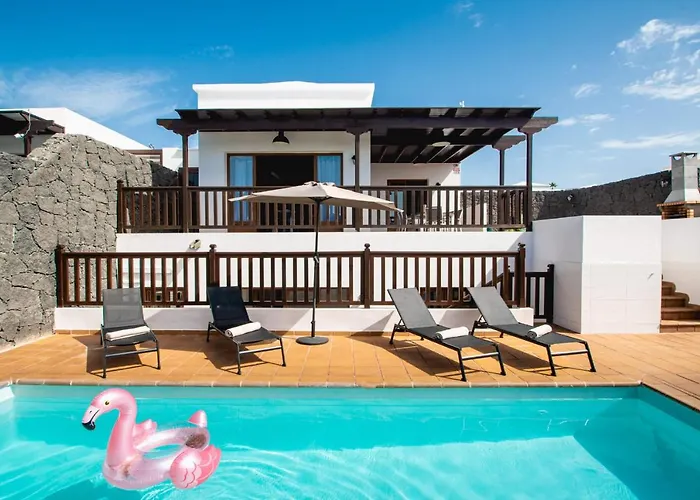 Stylish 6 Bedroom Villa Princesa - Hot Tub - Heated Pool - Near Beach & Waterparks