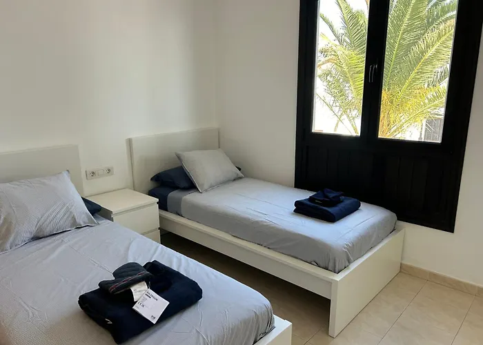 2 Bedroom Top Floor Apartment Close To Beach