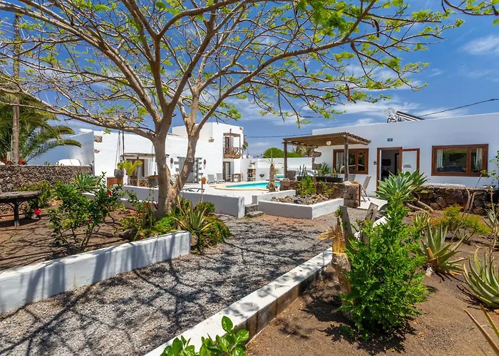 Bodega Botanica - Shared Pool - Central Island Location - 10 Mins Drive To Famara And La Santa