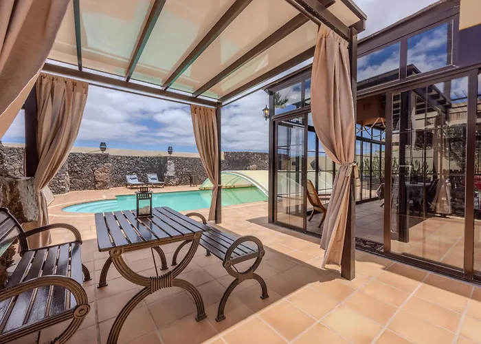 Luxury Canarian Villa With Large Pool In Costa Teguise