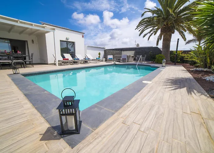 Extraordinary Playa Blanca Villa 3 Bedrooms Villa Naraku Spacious Sun Terrace Outdoor Pool, Hot Tub And Bbq Playa Blanca