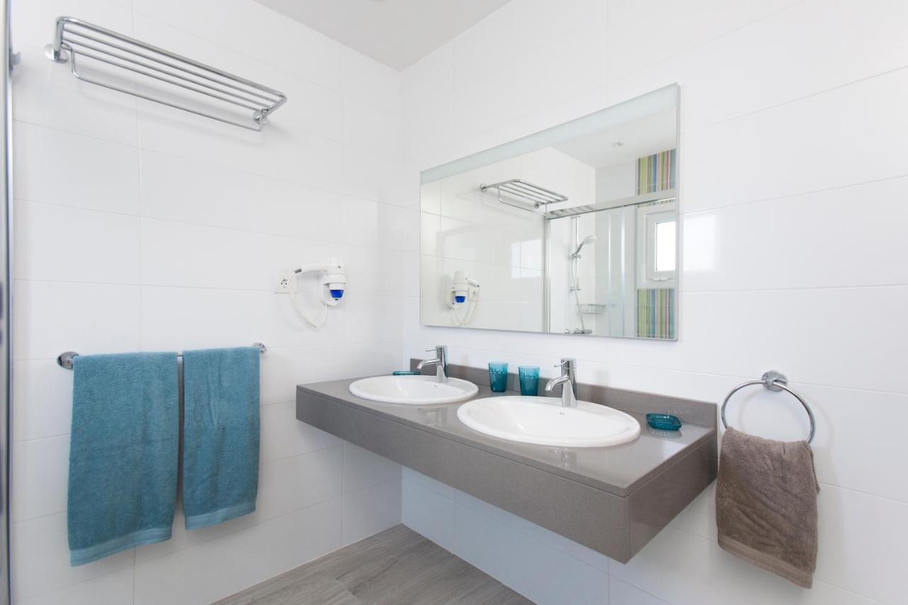 3 Bedroom Delphi With Private Heated Pool.