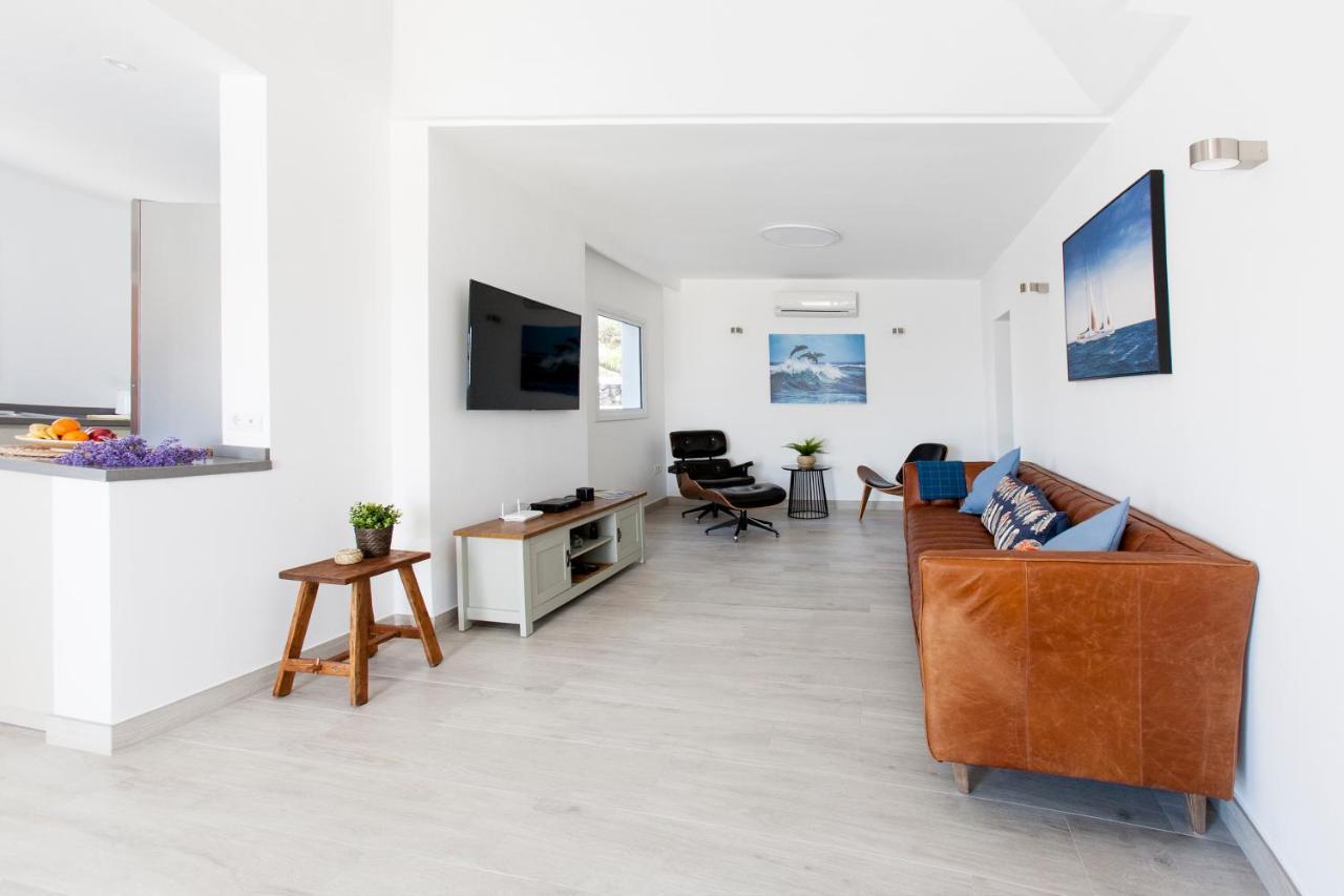 3 Bedroom Delphi With Private Heated Pool. Villa