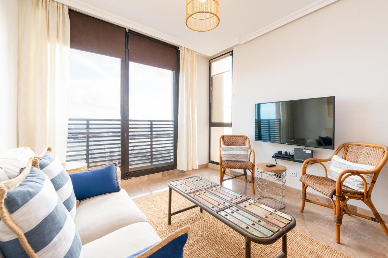 Fee4me: First Line Luxury Apartment *