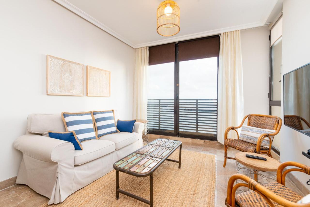 Fee4me: First Line Luxury Apartment *