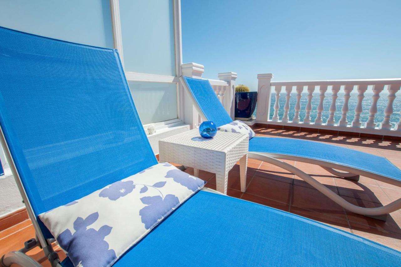 Seaview Coastal On Front Line With Amazing Sea Views And Large Terrace *