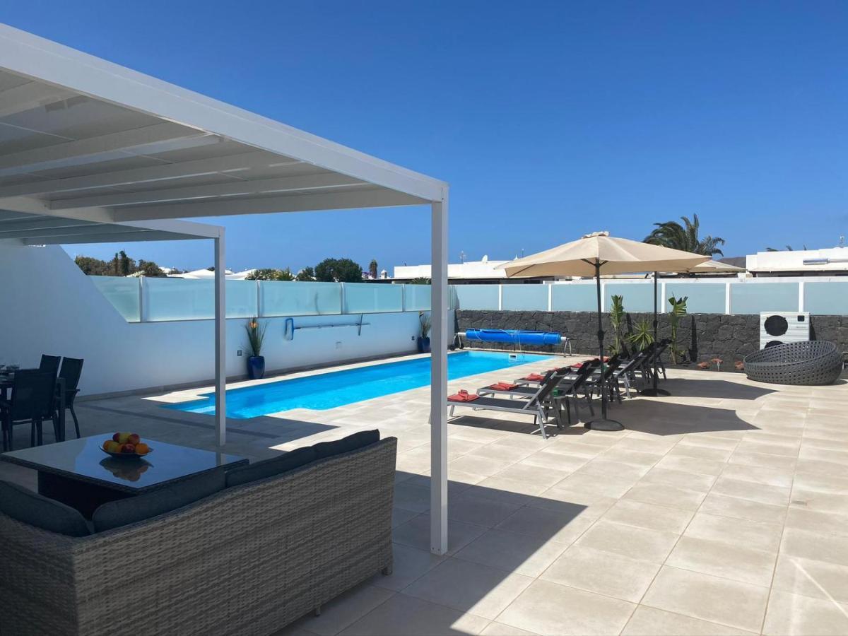 Ashdene - Luxury Modern With Large Heated Pool Wifi Uk Tv Bar & Bbq Villa Playa Blanca (Lanzarote)