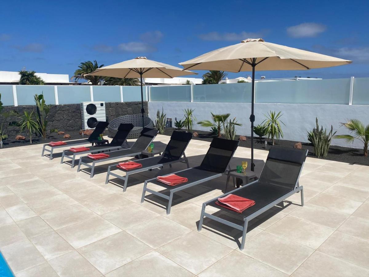 Villa Ashdene - Luxury Modern With Large Heated Pool Wifi Uk Tv Bar & Bbq Playa Blanca (Lanzarote)