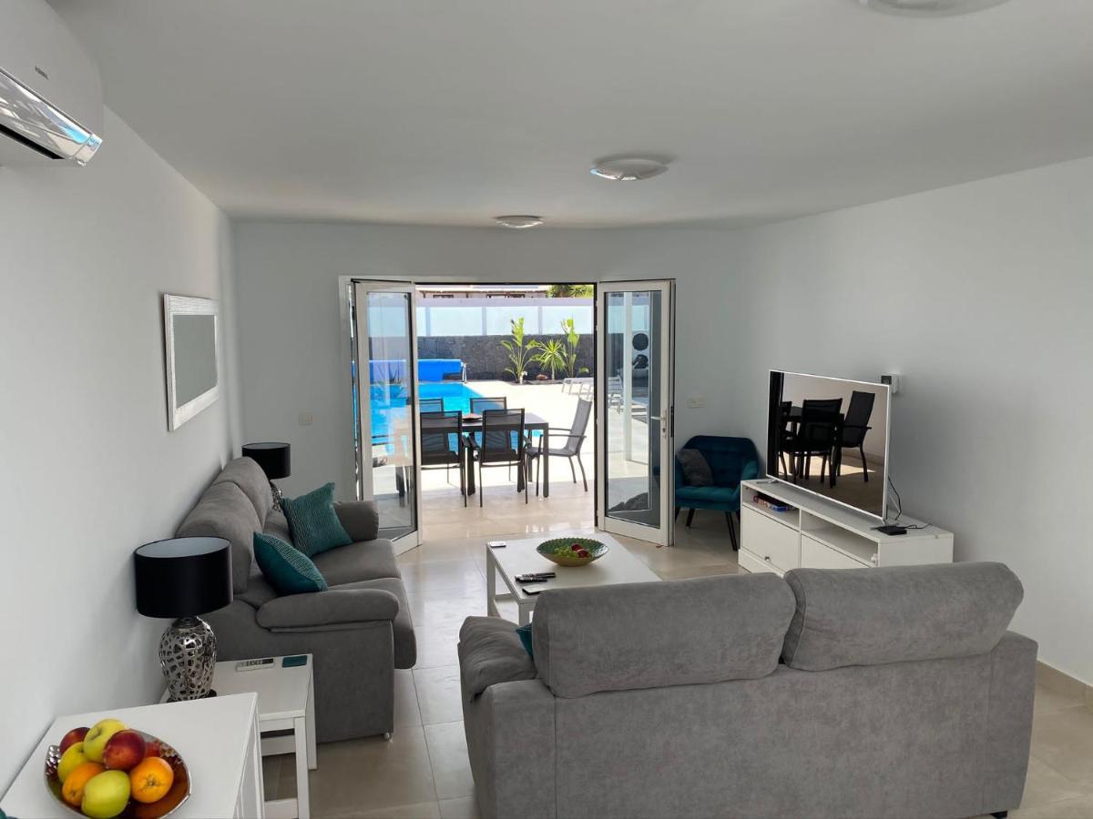 Ashdene - Luxury Modern With Large Heated Pool Wifi Uk Tv Bar & Bbq Villa Playa Blanca (Lanzarote)
