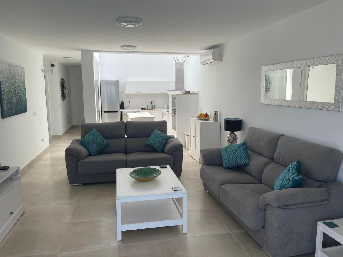 Ashdene - Luxury Modern With Large Heated Pool Wifi Uk Tv Bar & Bbq Villa *