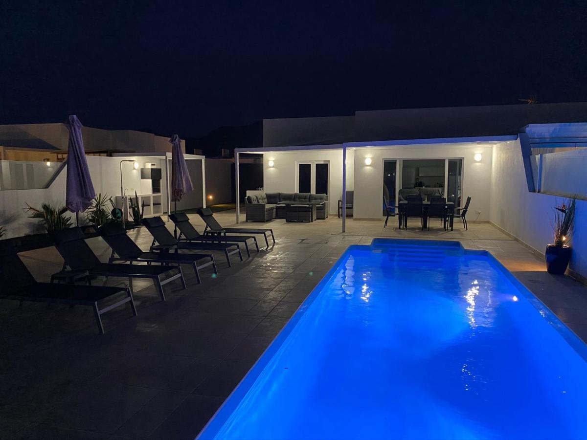Ashdene - Luxury Modern With Large Heated Pool Wifi Uk Tv Bar & Bbq Villa Playa Blanca (Lanzarote)