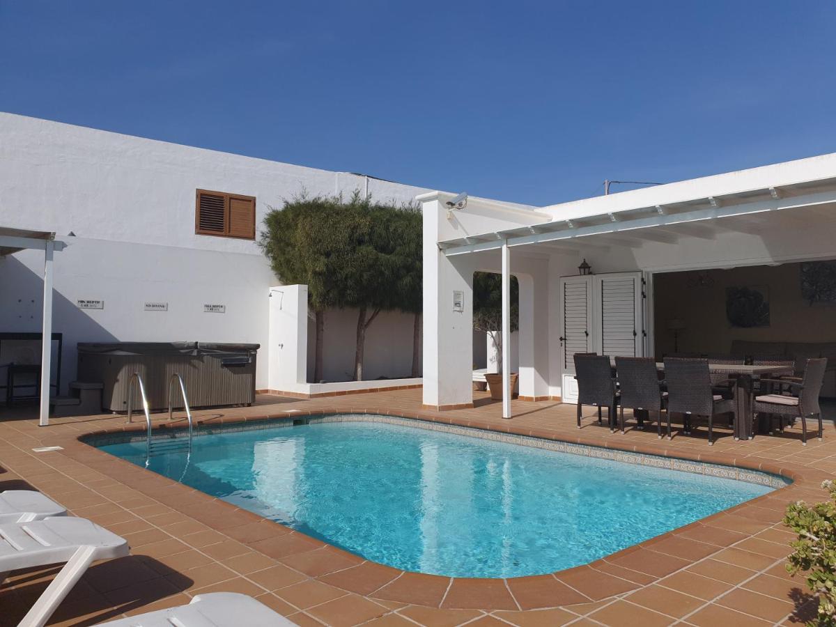 Villa Fun Family Villa-crazy Golf Course-heated Pool-cocktail Bar-jacuzzi-games Room-wifi &uk Tv