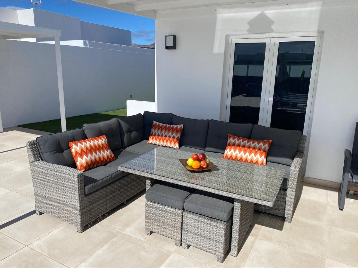 Ashdene - Luxury Modern With Large Heated Pool Wifi Uk Tv Bar & Bbq Villa Playa Blanca (Lanzarote)