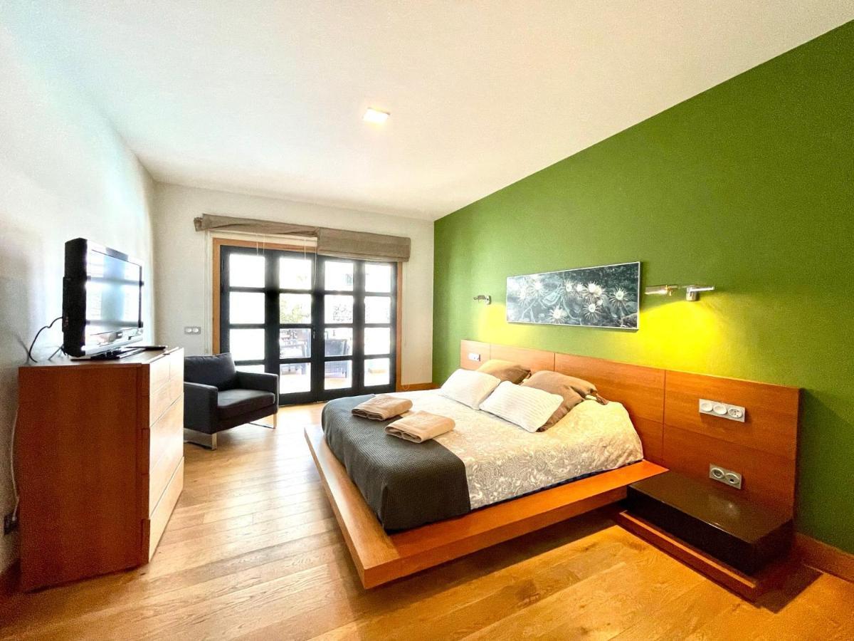 Villa A With Private Pool, Beachfront, Ac, Wifi, Bbq In
