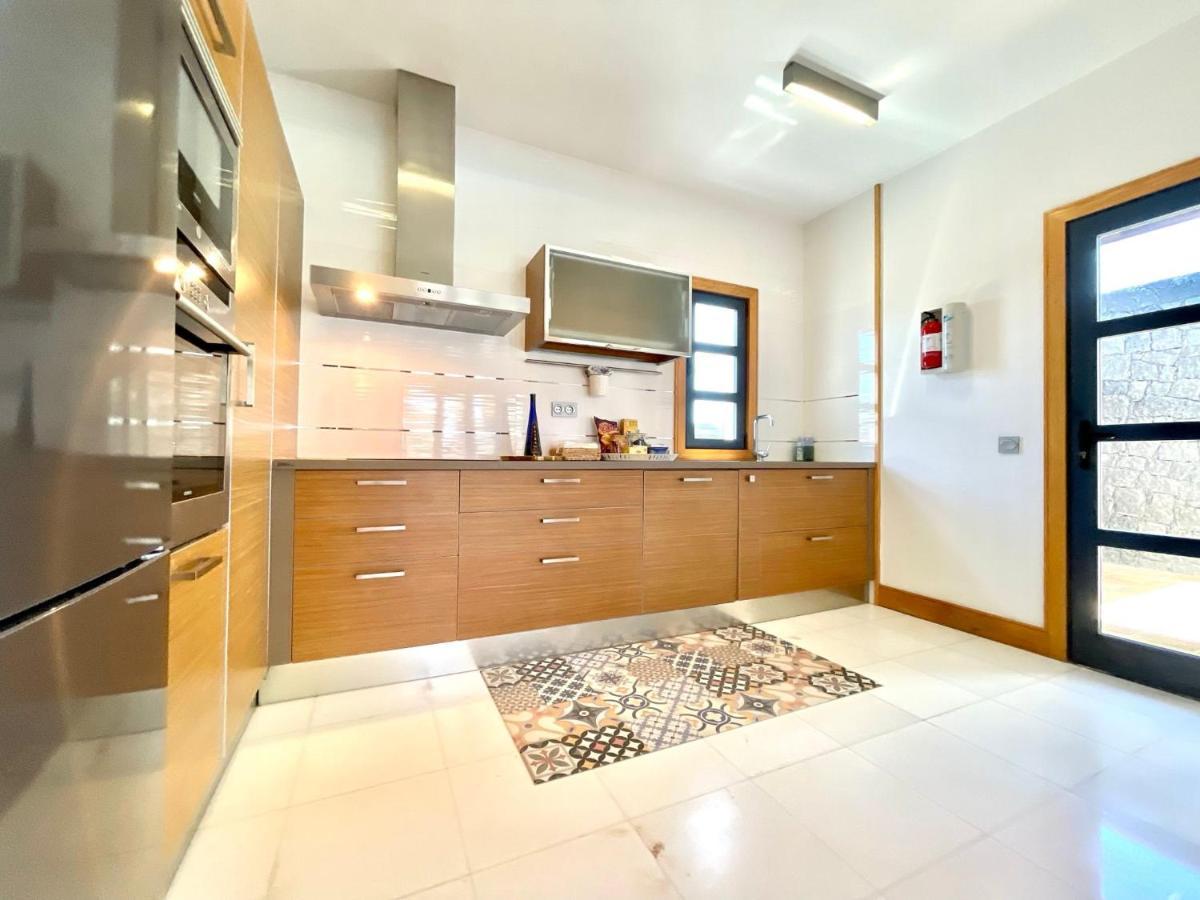 A With Private Pool, Beachfront, Ac, Wifi, Bbq In Villa *