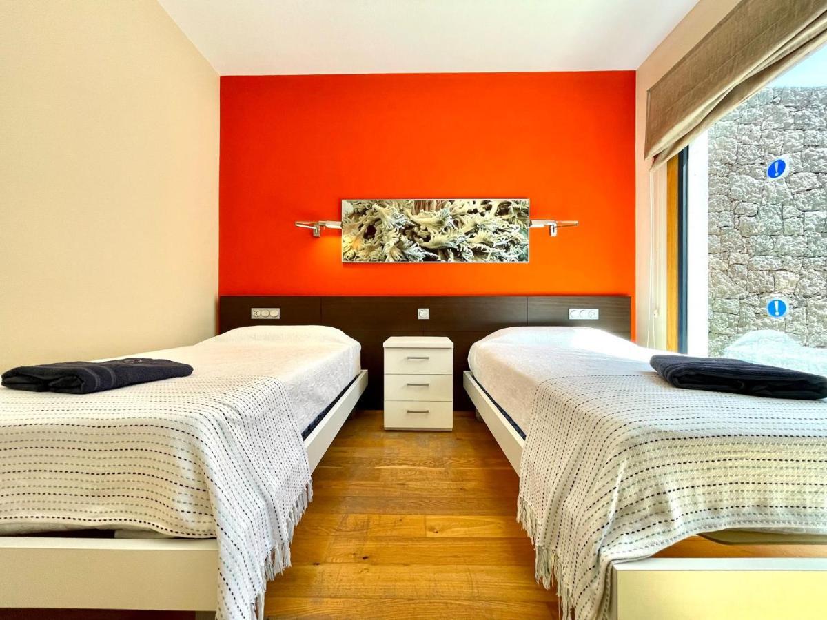A With Private Pool, Beachfront, Ac, Wifi, Bbq In