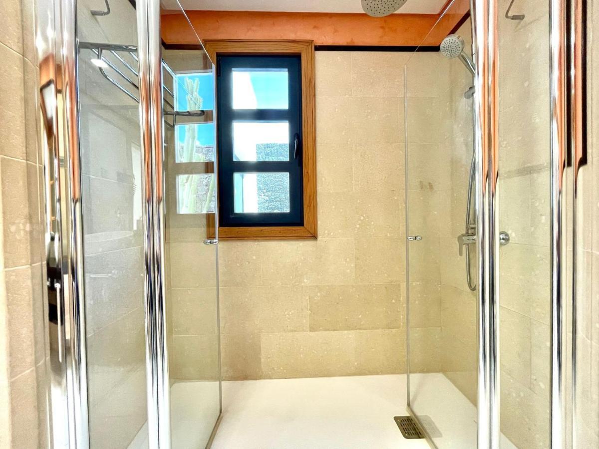 A With Private Pool, Beachfront, Ac, Wifi, Bbq In Villa *