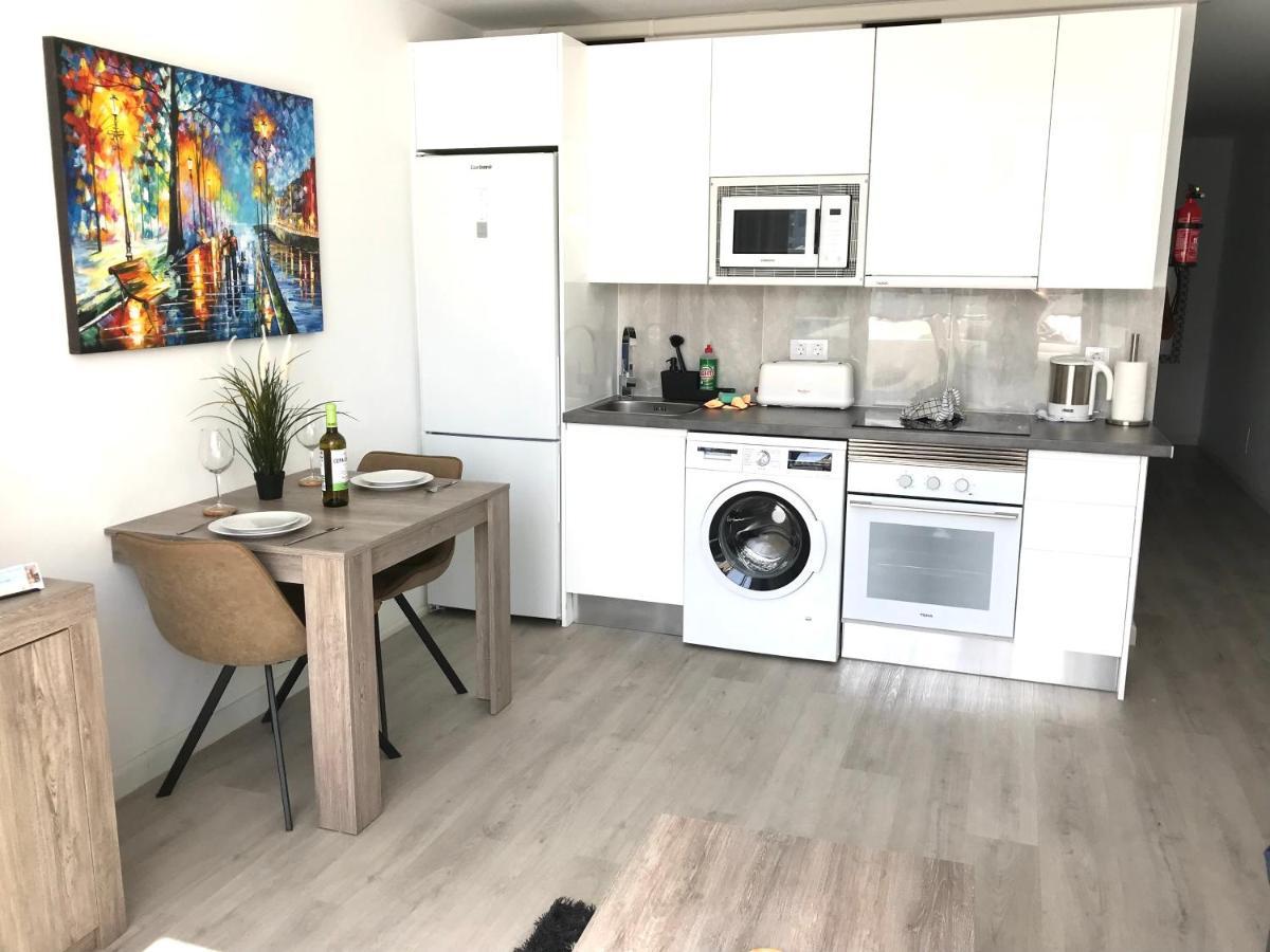 Air-conditioned 2 Bedroom Poolside Apt - Free Wifi *