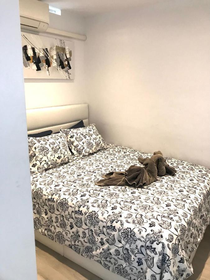 Air-conditioned 2 Bedroom Poolside Apt - Free Wifi