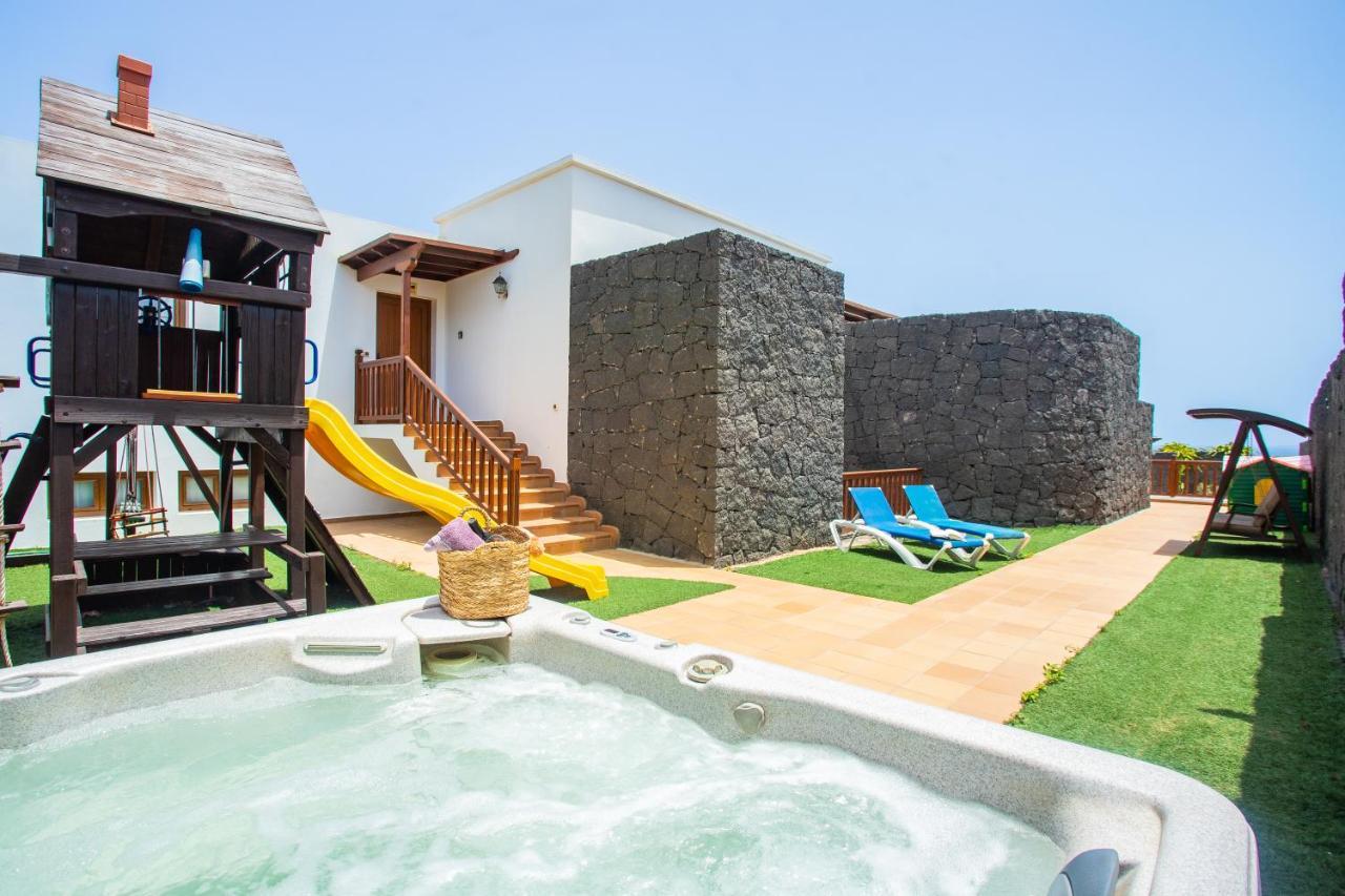 22 Sea Views, Pool,games,hot Tub, Office With Computer+ Wifi Villa