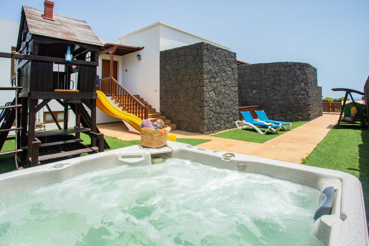 22 Sea Views, Pool,games,hot Tub, Office With Computer+ Wifi Villa