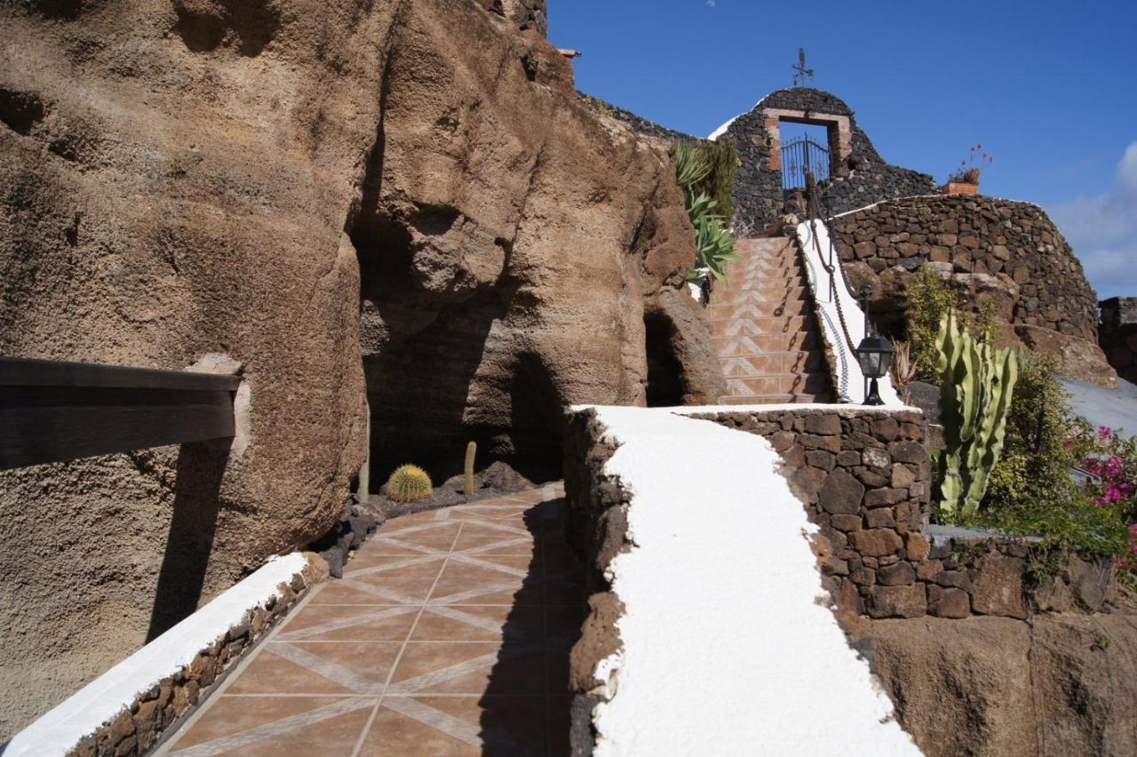 Villa Castillo Lanzarote Sophie - Luxury -sleep In A Volcanic Cave With Heated Pool Tias