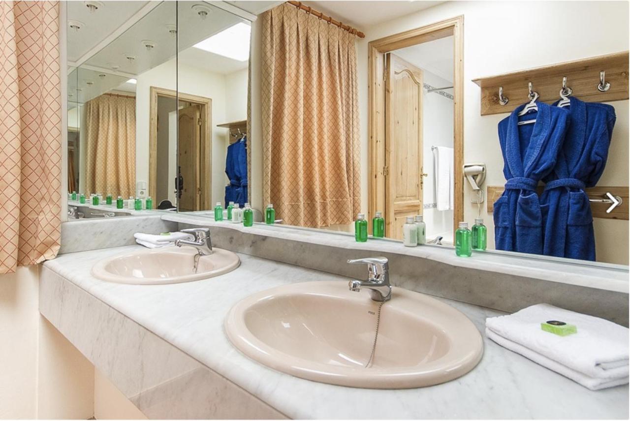 Superior Poolside Seaviews In Luxury