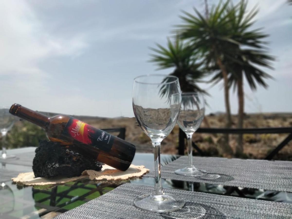 Lanzarote Casa Volcanica-anclada Sobre La Lava Del Volcan Villa Montana Blanca