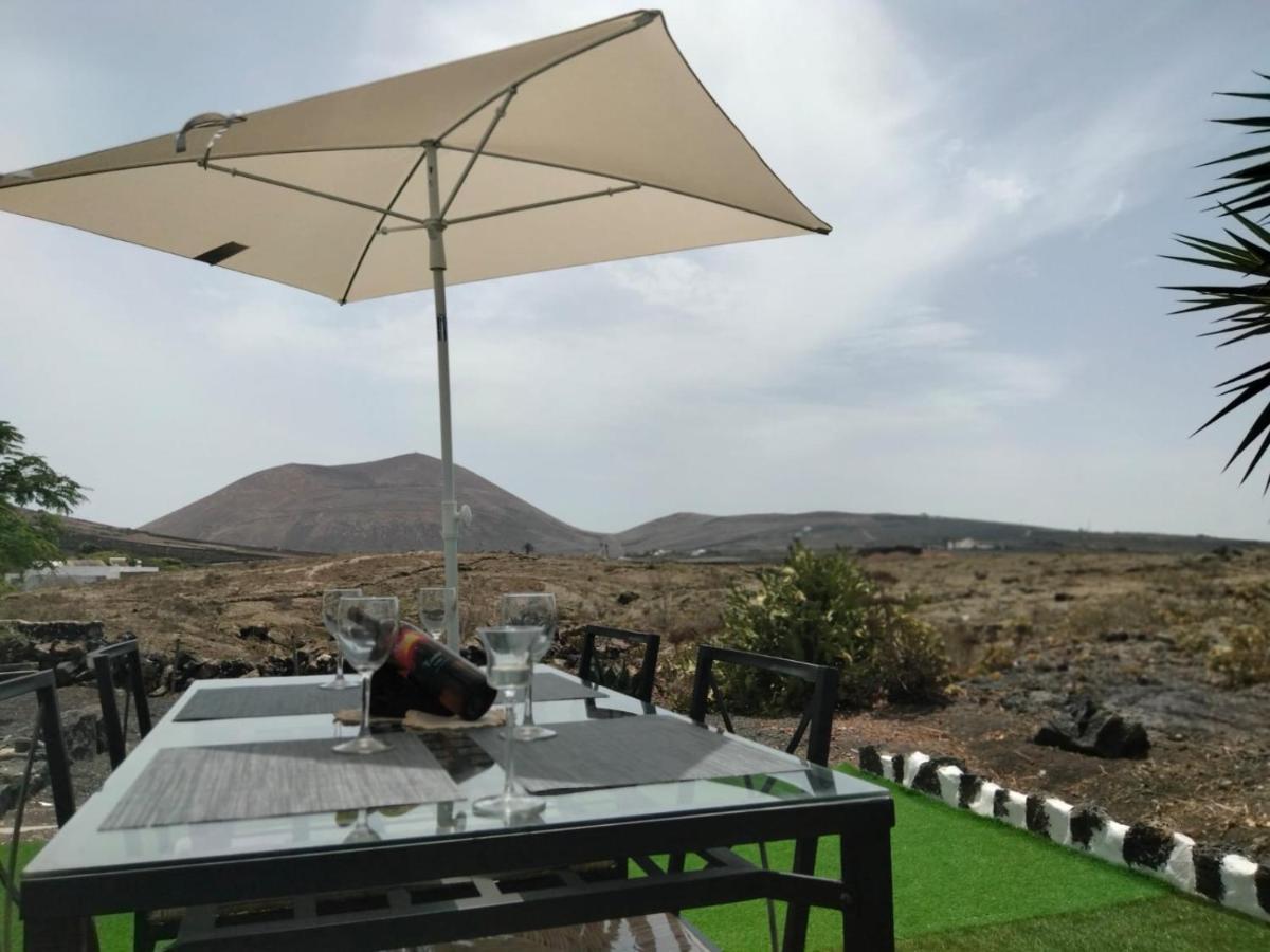 Lanzarote Casa Volcanica-anclada Sobre La Lava Del Volcan * Montana Blanca