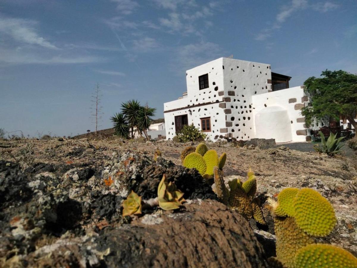 Villa Lanzarote Casa Volcanica-anclada Sobre La Lava Del Volcan Montana Blanca