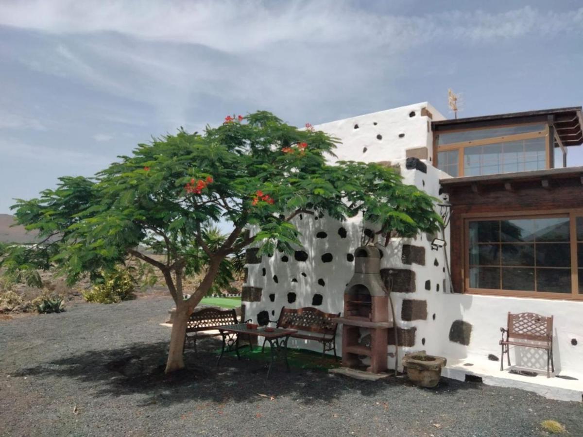 Lanzarote Casa Volcanica-anclada Sobre La Lava Del Volcan Villa Montana Blanca
