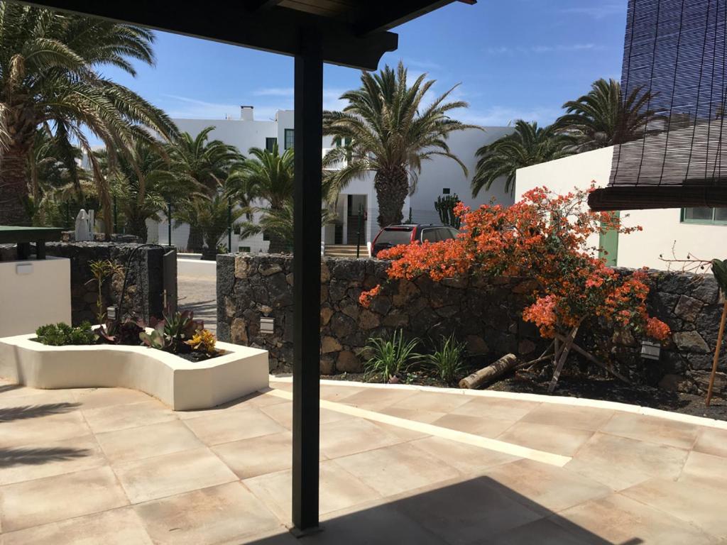 Goa Pool View, Playa Roca Sea Front Access - Free Ac - Wifi Costa Teguise