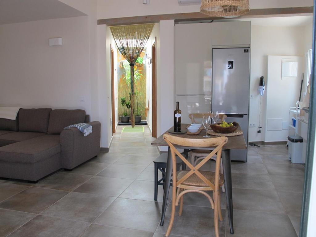 Apartamento Goa Pool View, Playa Roca Sea Front Access - Free Ac - Wifi